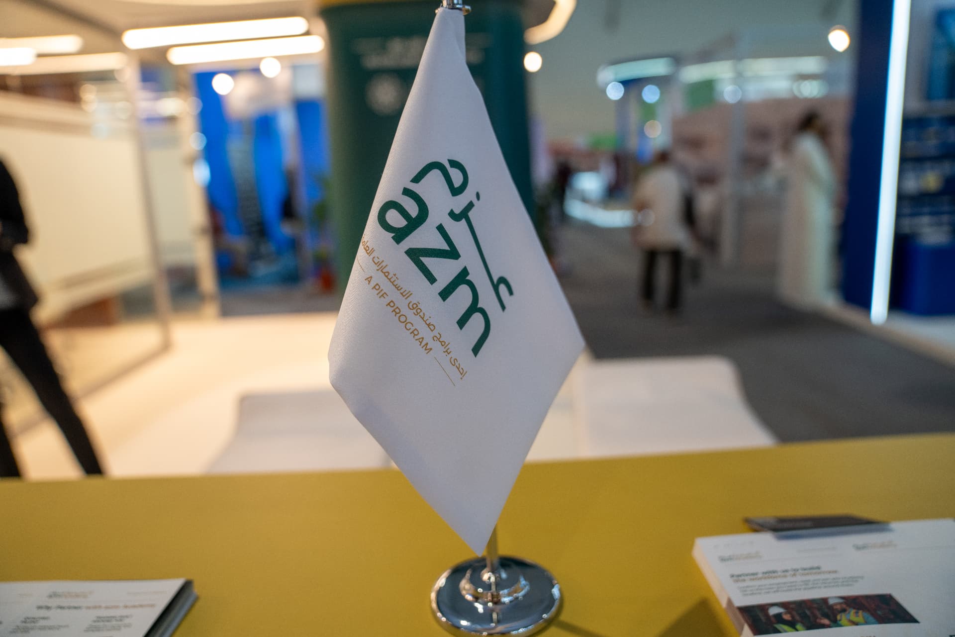 تفاصيل علم العلامة على المكتب