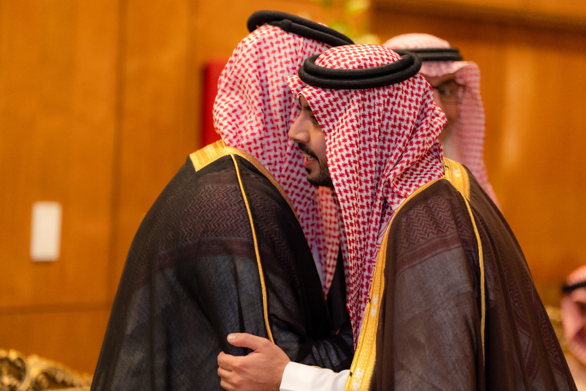 لقطة حوارية بين الحضور